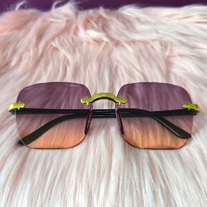 Chic Gradient Sunglasses with Gold Accents